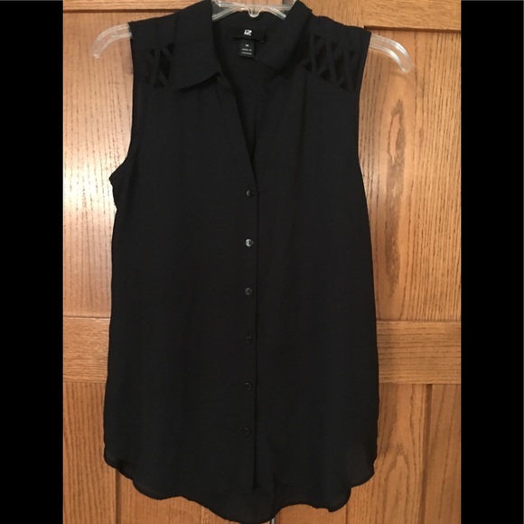 black sleeveless top - Picture 3 of 6